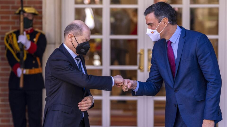 Španielsky premiér Pedro Sánchez (vpravo) víta nemeckého kancelára Olafa Scholza pred ich stretnutím v paláci Moncloa v Madride 17. januára 2022.