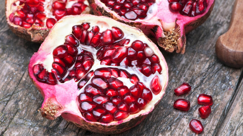 Juicy,Pomegranates,On,Wood