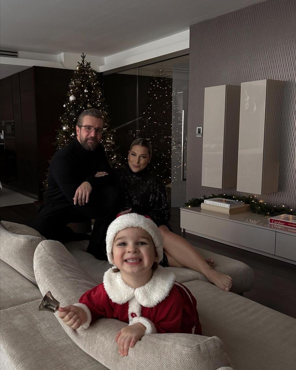 Dominika, Michal a Jakubko vyzerajú, že sú najšťastnejší na svete. Takto pózovali pri stromčeku počas Vianoc.