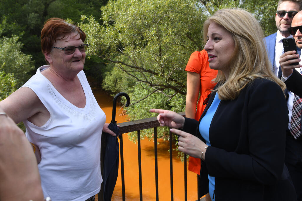 Na snímke prezidentka SR Zuzana Čaputová (vpravo) sa rozpráva s miestnymi obyvateľkami pri znečistenej rieke Slaná počas návštevy obce Nižná Slaná, okres Rožňava v utorok 19. júla 2022. Rieka Slaná sa dočervena sfarbila v polovici februára v dôsledku vytekania banských vôd zo železorudnej bane v areáli bývalého banského podniku Siderit. Prezidentka v rámci prvého dňa svojho pracovného výjazdu na Gemer zamierila aj do Tornale, kde navštívila Agentúru integrovanej starostlivosti a stretla sa s pr