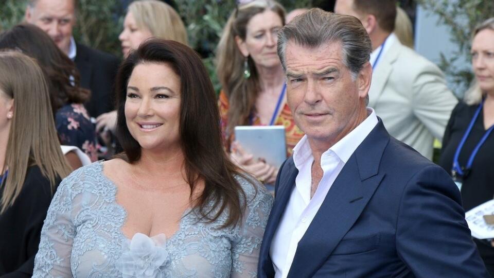 Pierce Brosnan sa nepohol od svojej krásnej polovičky.