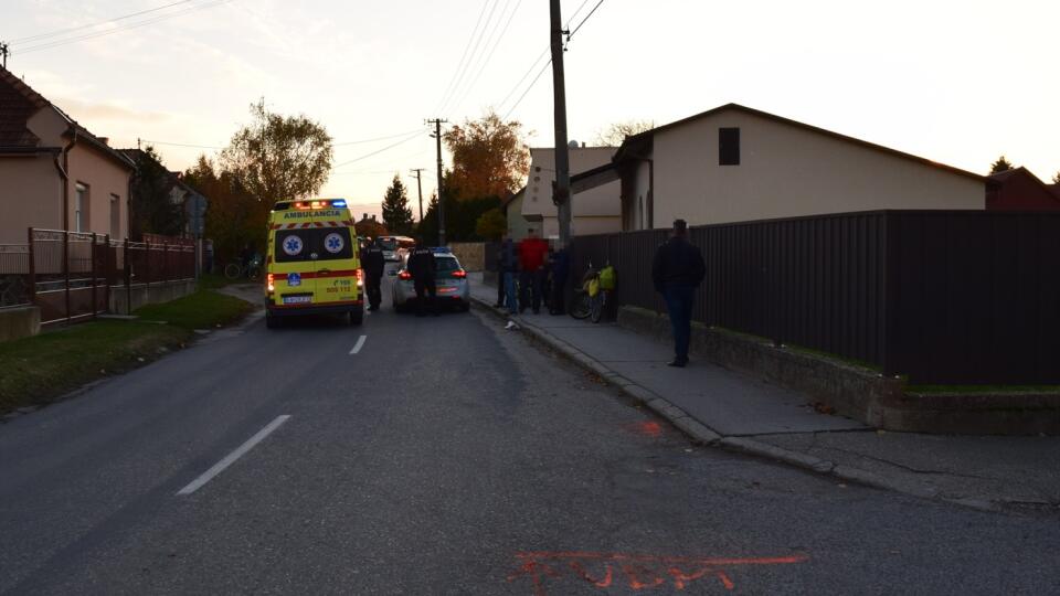 Policajti vyšetrujú okolnosti tragickej nehody, pri ktorej došlo k zrážke auta a 77-ročnej cyklistky v obci Baloň v okrese Dunajská Streda.