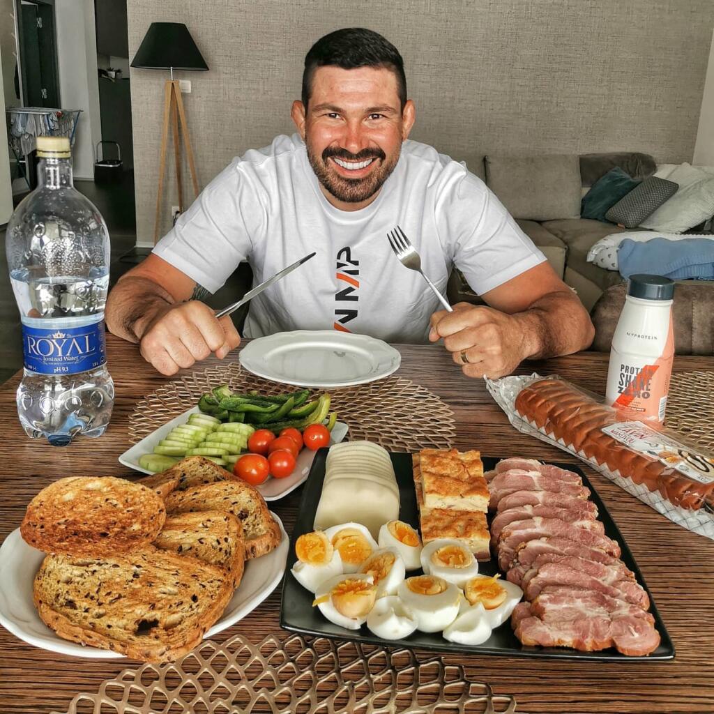 Végh sa spolu s manželkou Natáliou radi pochvália aj zábermi zo súkromia, v ktorom odhalia svoje bývanie a zákutia ich domu v Trnave.