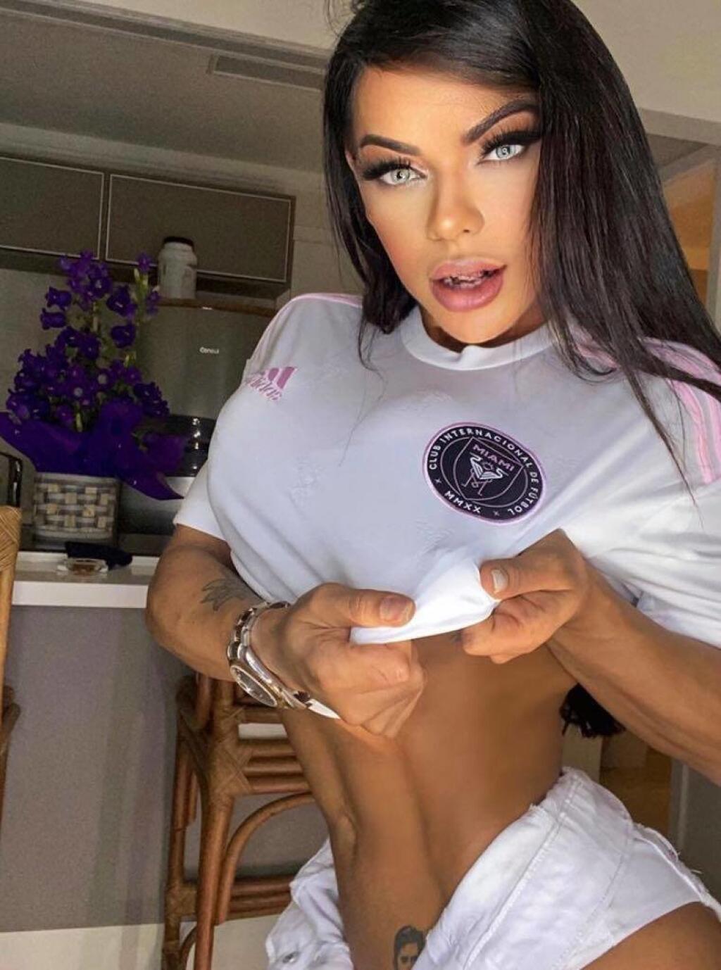 Sexi fanúšička milovala Lionela Messiho natoľko, že si jeho podobizeň nechala vytetovať tesne nad slabiny. Aj táto láska však pominula.