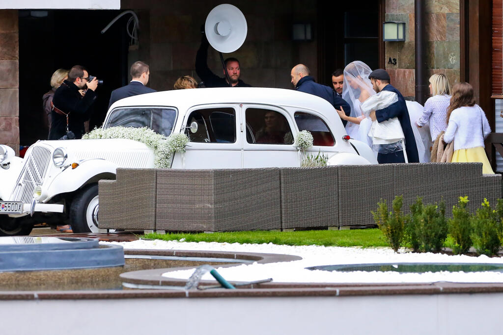 Po obrade v kostole sa Sagan s novomanželkou Katkou odviezli v bielom Citroene Traction Avant spred 2. svetovej vojny.