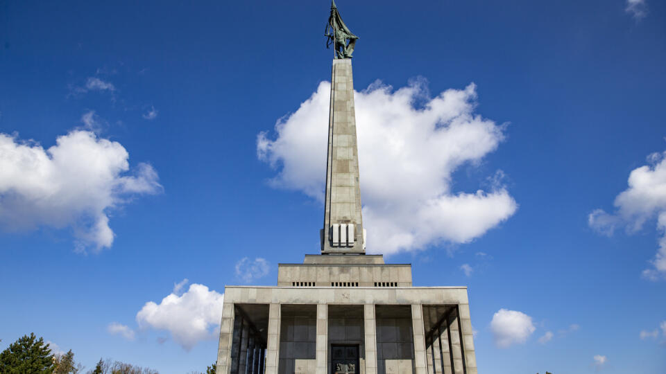 Na snímke sú oslavy výročia dňa oslobodenia Bratislavy, ktoré sa konali na Slavíne v Bratislve.