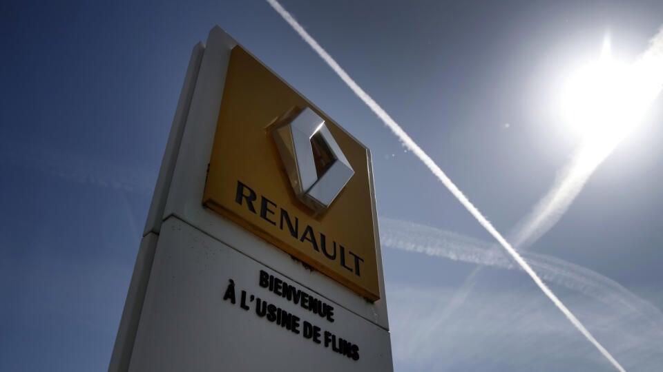 KK17 Aubergenville - Na archívnej snímke z 25. mája 2020 logo francúzskej automobilovky Renault v závode Flins vo francúzskom Aubergenville. Francúzska automobilka Renault oznámila, že začala rokovania s odbormi o reštrukturalizácii niektorých francúzskych závodov a zatvorení ďalších, pričom potvrdila zrušenie takmer 15.000 pracovných miest vo svete. Z nich necelú tretinu plánuje zrušiť na domácom trhu. Zatváranie závodov a prepúšťanie je súčasťou trojročného plánu reštrukturalizácie, v rámci kt