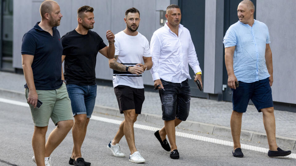 Takto si to pred zápasom namieril v spoločnosti kamarátov Tatar do VIP priestorov Slovana Bratislava.