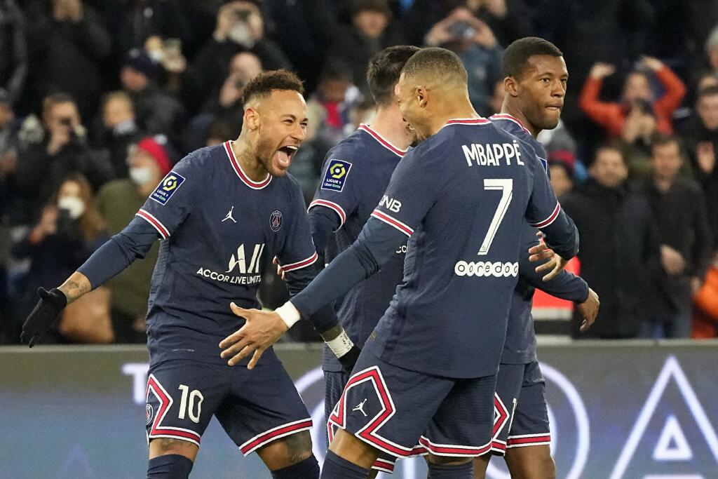 Neymar (vľavo) oslavuje so spoluhráčmi Lionelom Messim (druhý zľava), Georginiom Wijnaldumom (vpredu) a Kylianom Mbappéom (vpravo) po tom, ako strelil piaty gól v zápase francúzskej ligy Paríž St. Germain – FC Lorient.