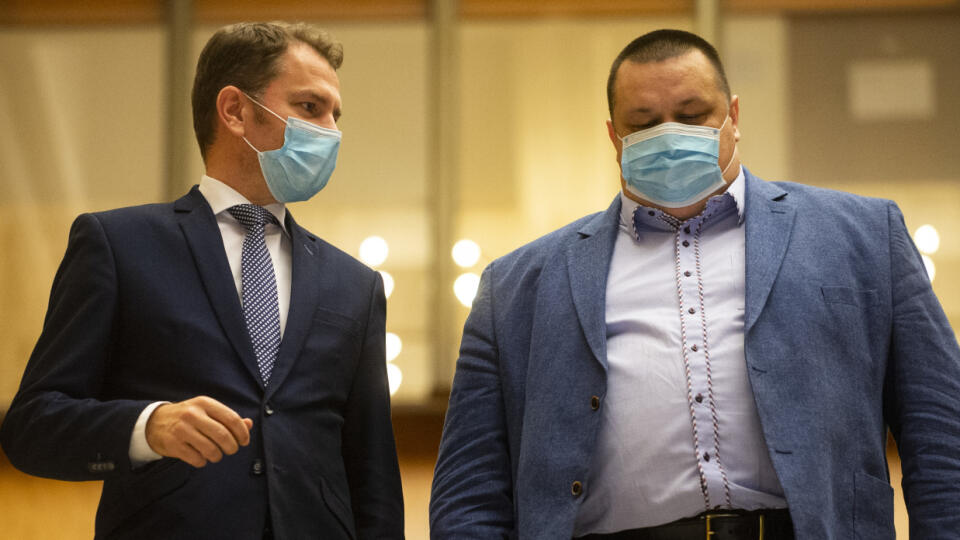 Na snímke vľavo predseda vlády SR Igor Matovič a hlavný hygienik SR Ján Mikas počas vyhlásenia k predbežným výsledkom rokovania Ústredného krízového štábu SR 3. apríla 2020 v Bratislave. FOTO TASR – Jakub Kotian