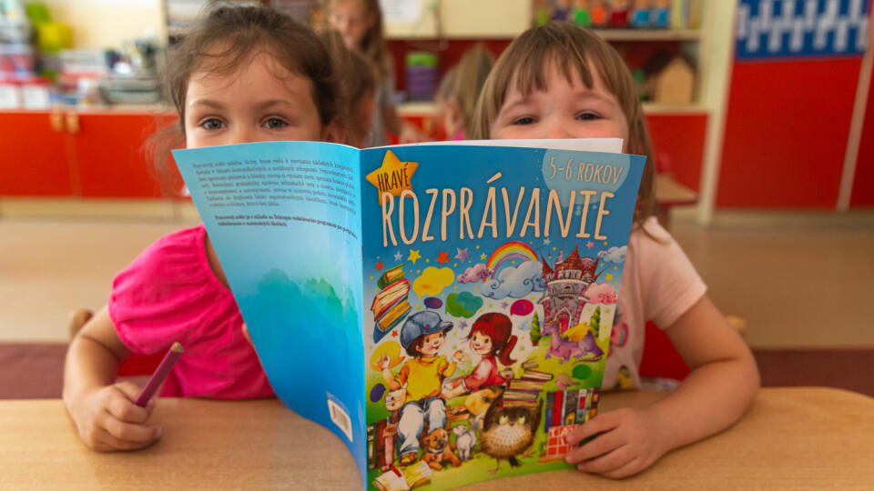 Miška (5) a Majka (5) sa pri úlohách výborne bavili.