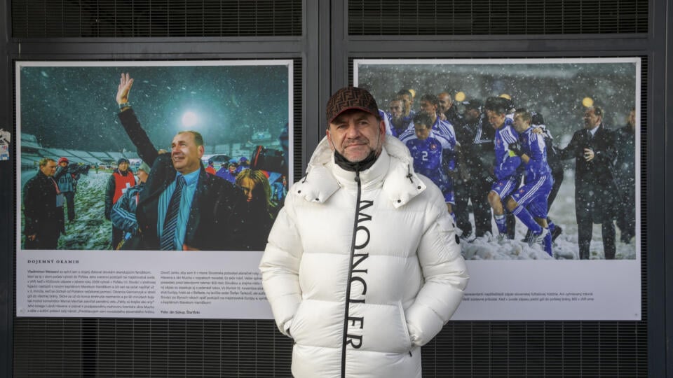 Výstava športových fotografií "Krajina víťazov" na národnom futbalovom štadióne.