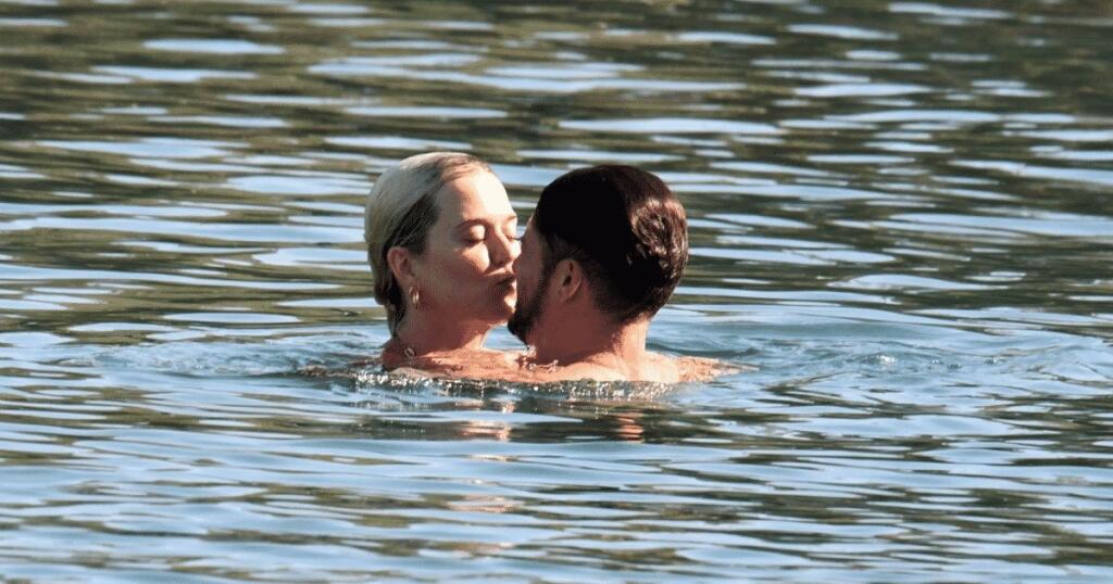 Zaľúbenci a rodičia 9-mesačnej Daisy Katy Perry (36) a Orlando Bloom (44) sa vybrali do historických Benátok a aj keď im fotografi a fanúšikovia nechceli dať pokoj, neustále si prejavovali nežnosti a užívali každý moment.