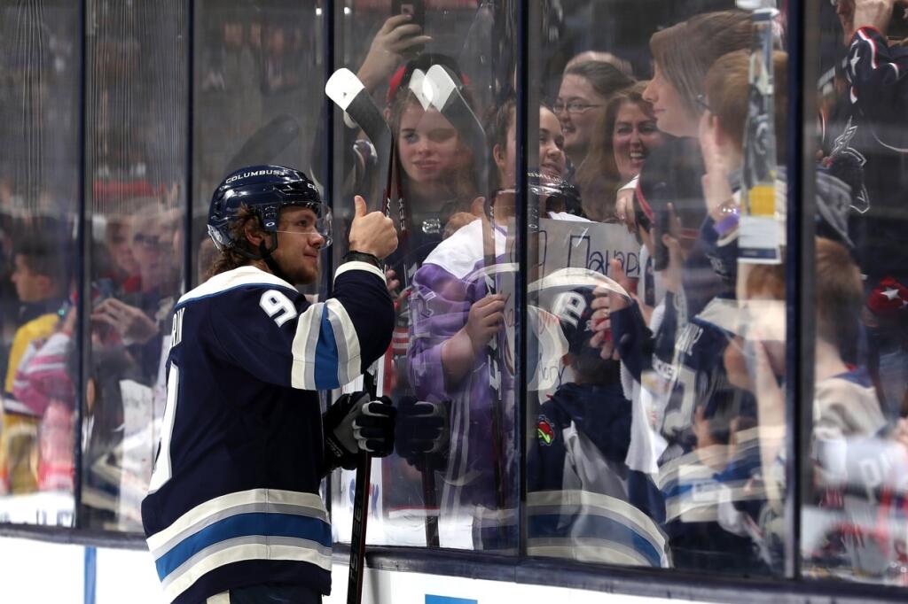 Artemi Sergejevič Panarin (30) je ruský krídelník, ktorý v súčasnosti hrá za New York Rangers. V NHL však debutoval v roku 2015 po podpise vstupnej zmluvy s Chicago Blackhawks. Panarin hral aj za Ak Bars Kazaň, Viťaz Chekov, SKA Petrohrad, Chicago a Columbus Blue Jackets.