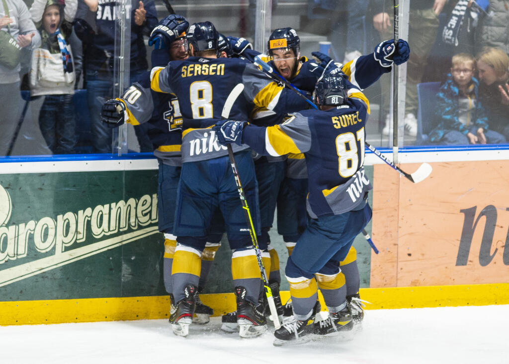 Hokejisti Slovana sa tešia po strelení gólu počas piateho zápasu finále Kaufland play off Tipos extraligy HC Slovan Bratislava - HK Nitra v Bratislave v piatok 29. apríla 2022. FOTO TASR - Jakub Kotian