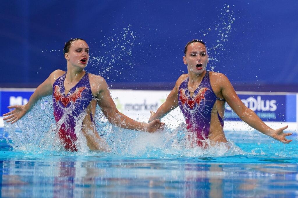 Anglické akvabely Isabelle Thorpe a Kate Shortman čaká olympijská premiéra. Hoci sa dievčatá môžu pochváliť vypracovanými telami, na svoje postavy počúvali často rôzne nepríjemné narážky. Fotografiami pred Tokiom však svojim kritikom zatvorili ústa. Nájdete ich ďalej v galérii!