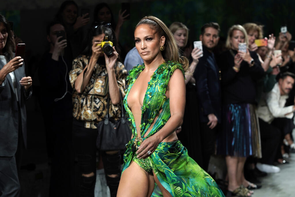 Jennifer Lopez na módnej prehliadke Versace v talianskom Miláne.