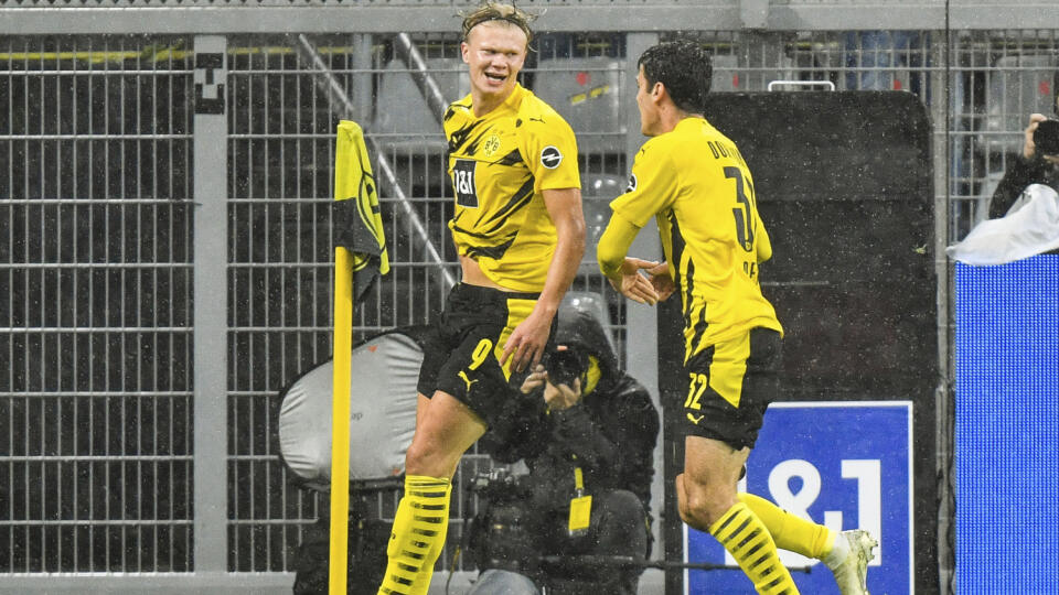 JB 58 Dortmund - Hráč Dortmundu Erling Haaland (vľavo) oslavuje po tom, ako strelil úvodný gól do bránky Freiburgu vo futbalovom zápase nemeckej Bundesligy Borussia Dortmund - SC Freiburg v Dortmunde 3. októbra 2020. FOTO TASR/AP

Dortmund's Erling Haaland, left, celebrates after scoring the opening goal during the German Bundesliga soccer match between Borussia Dortmund and SC Freiburg in Dortmund, Germany, Saturday, Oct. 3, 2020. (AP Photo/Martin Meissner)