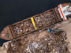 Dvojročná plavba s odpadom: Toxický popol nechcel nik prijať, vyhodili ho do mora