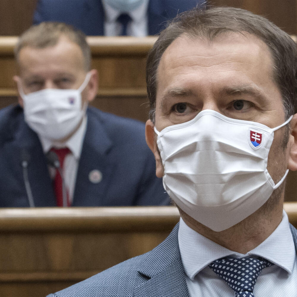 Na snímke v popredí predseda vlády SR Igor Matovič (OĽaNO) a v pozadí predseda parlamentu SR Boris Kollár (Sme rodina) počas príhovoru v rámci 16. schôdze NR SR 23. októbra 2020 v Bratislave. FOTO TASR - Martin Baumann