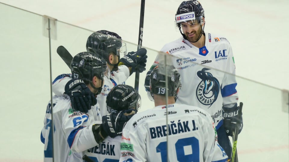 Na snímke gólová radosť hráčov Popradu v 45. kole Tipos extraligy v hokeji HC Nové Zámky -  HK Poprad 18. februára 2024 v Nových Zámkoch. FOTO TASR - Henrich Mišovič