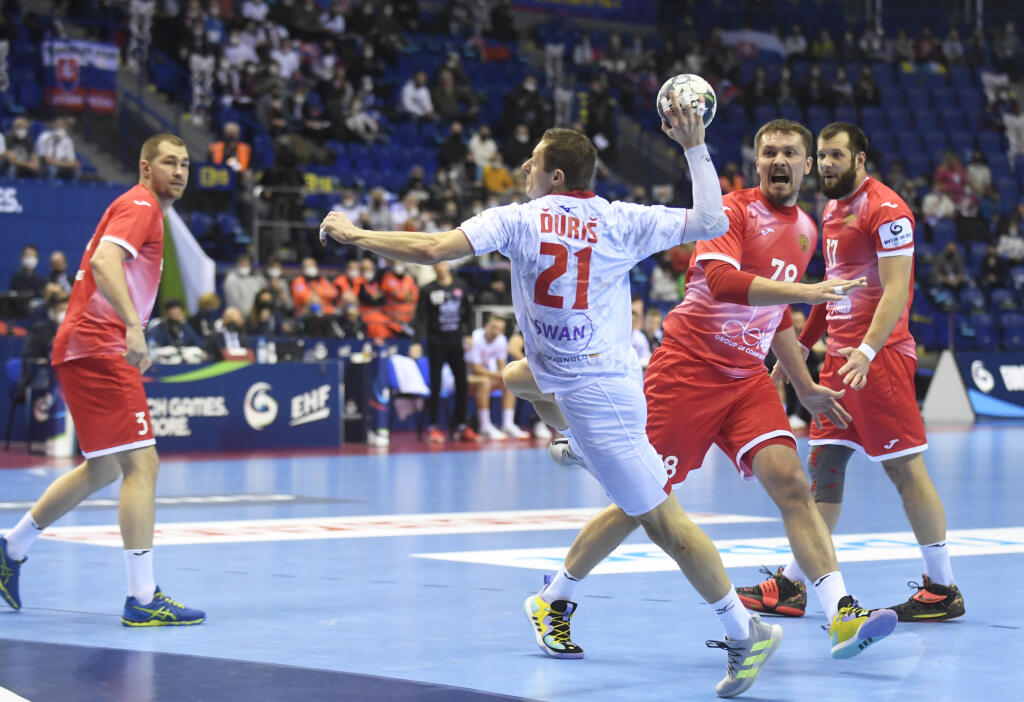 Na snímke s loptou Ľubomír Ďuriš (Slovensko) v zápase F-skupiny majstrovstiev Európy v hádzanej mužov 2022 Slovensko - Rusko 17. januára 2022 v Košiciach.