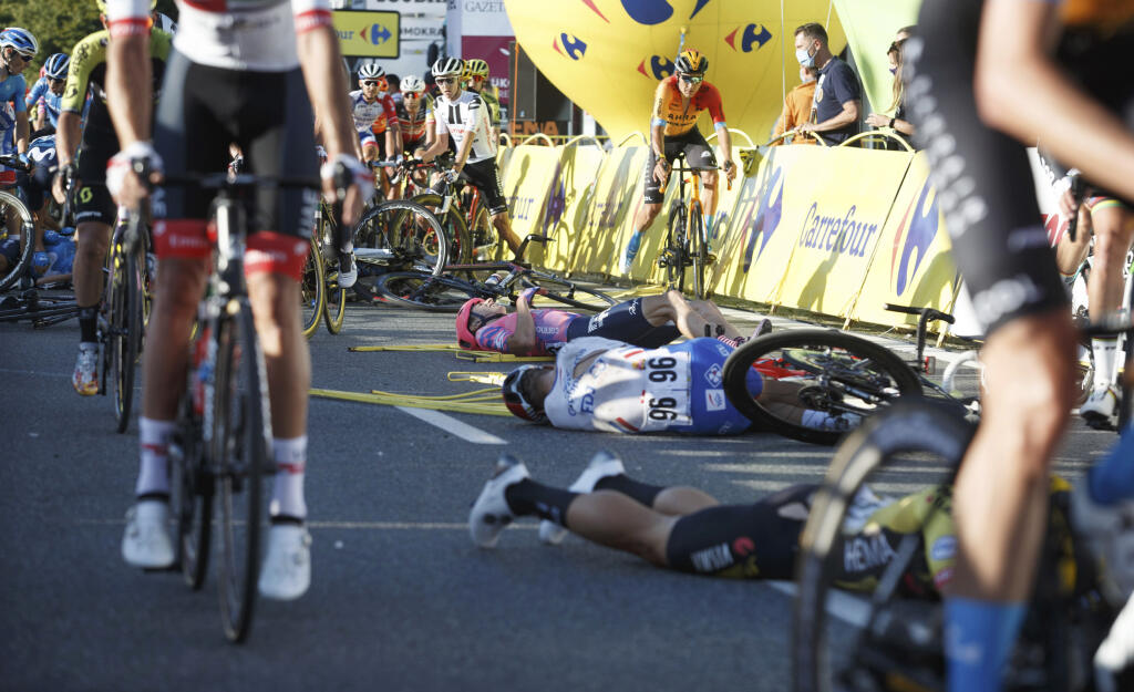 KK9 Katovice - Na snímke cyklisti ležia zranení na zemi po kolízii v závere úvodnej etapy 77. ročníka pretekov Okolo Poľska 5. augusta 2020 v Katoviciach. Holandský cyklista Fabio Jakobsen (Deceuninck-Quickstep) bojuje v o život po hrozivom páde v závere úvodnej etapy 77. ročníka pretekov Okolo Poľska. Okrem neho sa zranilo aj viacero ďalších jazdcov. Dvadsaťtriročný Jakobsen narazil a preletel cez bariéru pár metrov pred cieľom po súboji so svojím krajanom Dylanom Groenewegenom, ktorého za jeho