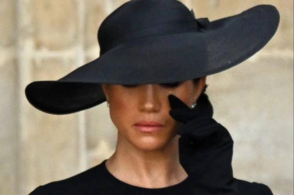 Meghan na pohrebe neskrývala slzy.