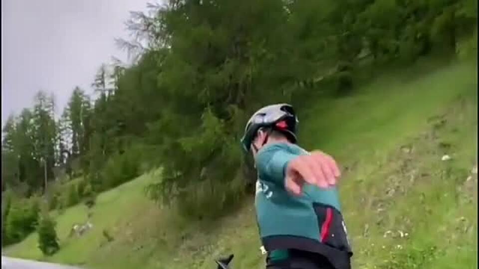 Celý deň v horách, potom jazda na zadnom: Peter Sagan v sebe opäť nezaprel šoumena