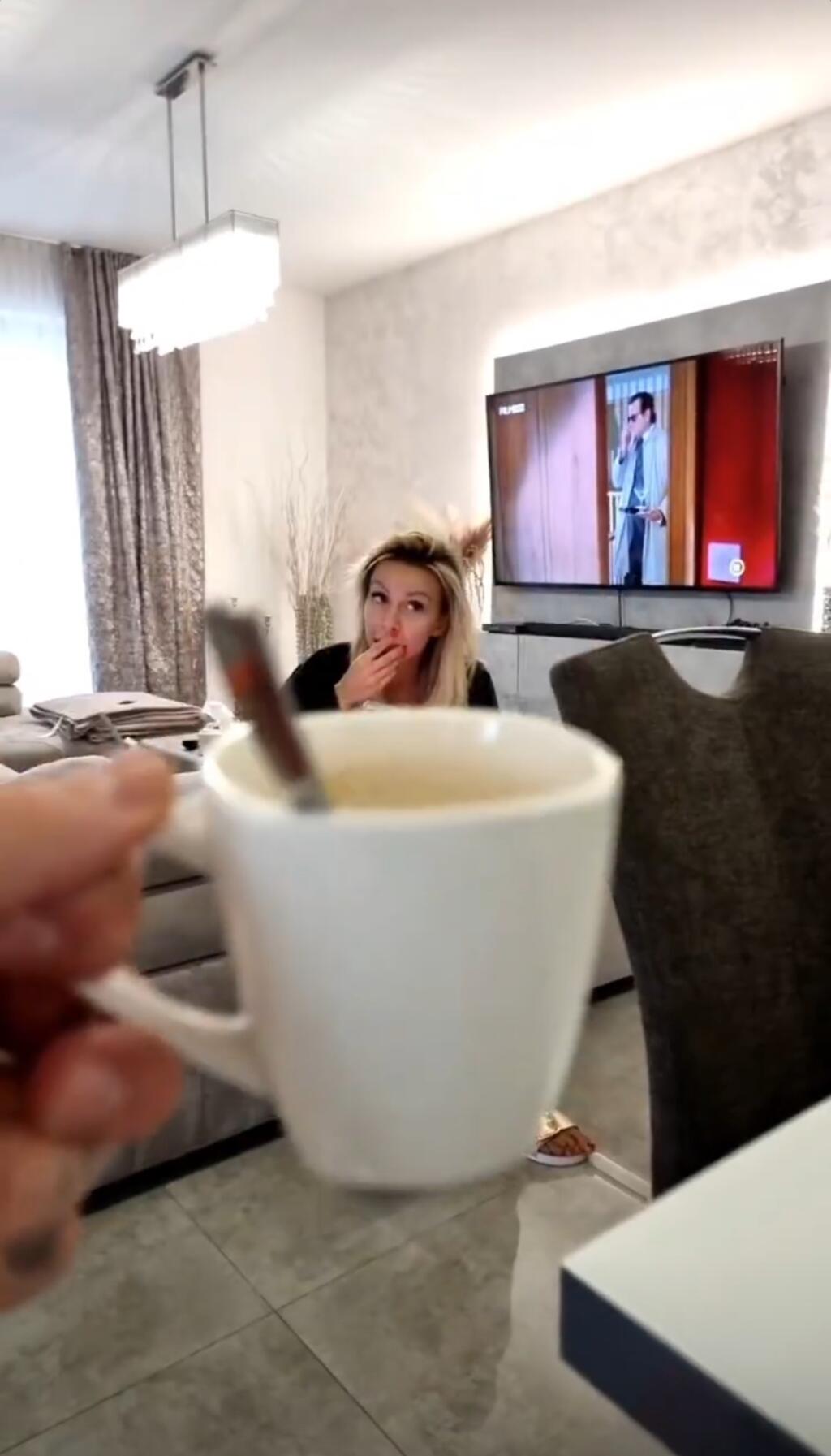 Gábor Boráros pred niekoľkými hodinami zverejnil video-boomerang, na ktorom je jeho partnerka Monika Jákliová. A to celkom bez make-upu. Musíte ale uznať, že aj napriek tomu je to poriadny kus.