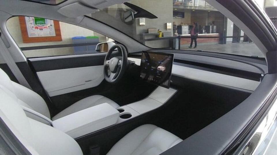 Interiér elektromobilu Tesla Model 3