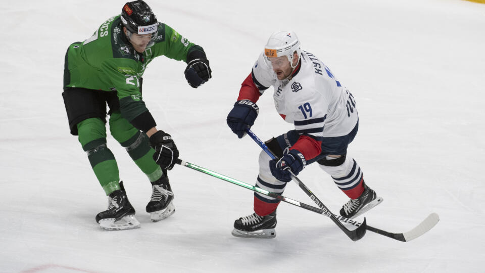 Na snímke vpravo Milan Kytnár (Slovan) a vľavo Robert Mamčics (Nové Zámky) počas 22. kola Tipos extraligy HC Slovan Bratislava - HC MIKRON Nové Zámky 2. decembra 2022 v Bratislave. FOTO TASR - Pavel Neubauer