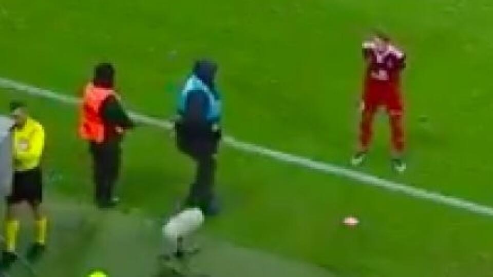 Thomas Dähne dostal žltú kartu za špehovanie rozhodcu pri VAR.
