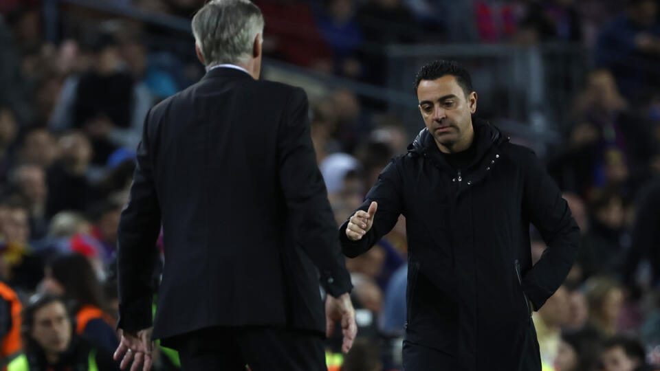 WA 30 Barcelona - Tréner Realu Madrid Carlo Ancelotti (chrbtom) a tréner FC Barcelona Xavi Hernandez si podávajú ruky po odvete semifinále Španielskeho pohára FC Barcelona - Real Madrid v Barcelone 5. apríla 2023. FOTO TASR/AP
Barcelona's head coach Xavi Hernandez, right, greats Real Madrid's head coach Carlo Ancelottim at the end of the Spanish Copa del Rey semifinal, second leg soccer match between Barcelona and Real Madrid at the Camp Nou stadium in Barcelona, Spain, Wednesday, April 5, 202
