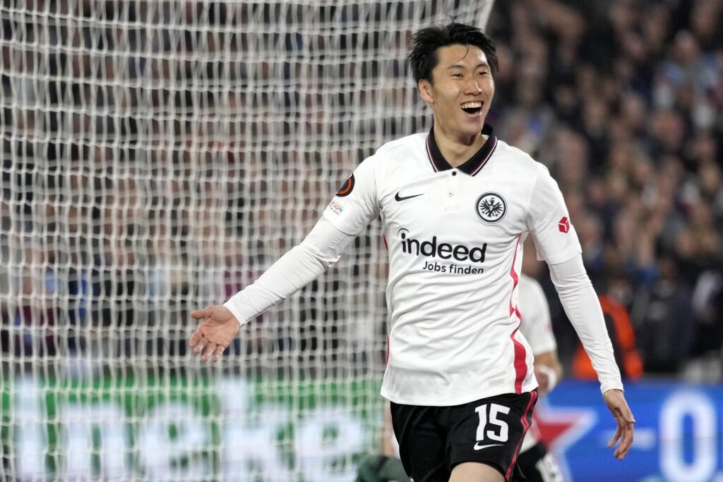 Na snímke japonský stredopoliar Frankfurtu Daiči Kamada oslavuje svoj gól a druhý mužstva v 1. zápase semifinále Európskej ligy vo futbale West Ham United - Eintracht Frankfurt (1:2) v Londýne 28. apríla 2022.
