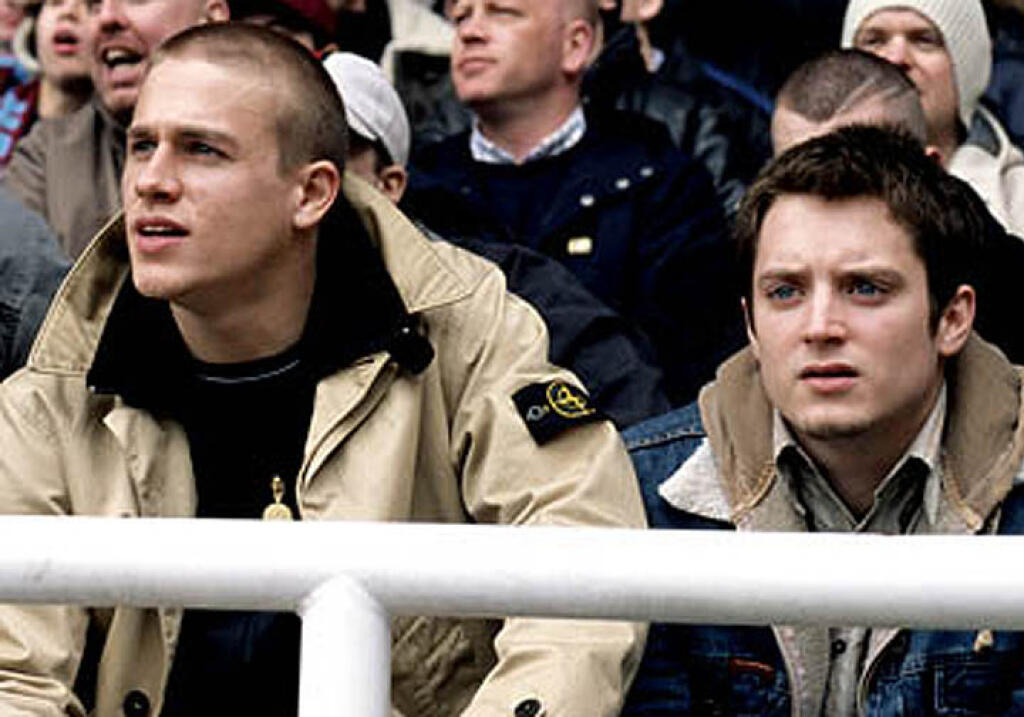 Elijah Wood (vpravo) stvárnil fanúšika West Hamu United vo filme Hooligans.
