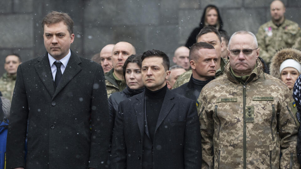 WA 11 Kyjev - Ukrajinský prezident Volodymyr Zelenskyj (uprostred), minister obrany Andrij Zahorodňuk (vľavo) a náčelník generálneho štábu ozbrojených síl Ruslan Chomčak (vpravo) počas spomienkového podujatia na vojakov, ktorí zahynuli pri obrane letiska v Donecku počas vojnového konfliktu v rokoch 2014 až 2015 proti ruským separatistom v pondelok 20. januára 2020 v Kyjeve. Ukrajina požiadala Organizáciu pre bezpečnosť a spoluprácu v Európe (OBSE) o rozšírenie monitorovacej misie na Ukrajine. V