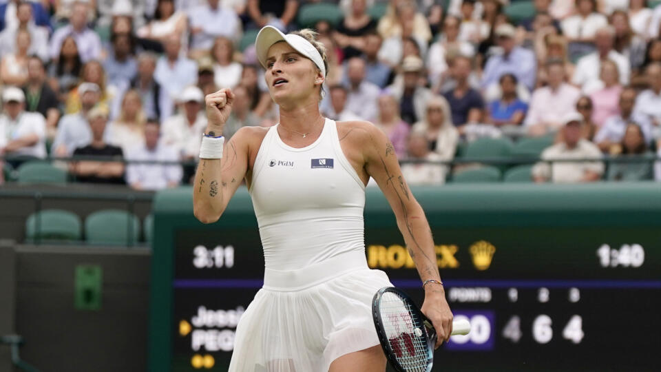 EBE 12 Londýn - Na snímke česká tenistka Markéta Vondroušová sa stala prvou semifinalistkou ženskej dvojhry na grandslamovom turnaji vo Wimbledone. Vo štvrťfinále zdolala štvrtú nasadenú Američanku Jessicu Pegulovú po trojsetovom boji 6:4, 2:6, 6:4 v utorok 11. júla 2023. FOTO TASR/AP
Czech Republic's Marketa Vondrousova celebrates a point against Jessica Pegula of the US during their women's singles match on day nine of the Wimbledon tennis championships in London, Tuesday, July 11, 2023. (AP