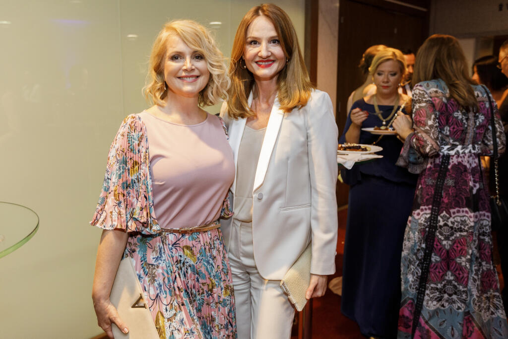 Na snímke počas párty po skončení priameho prenosu z galavečera OTO 2019. Na snímke Zuzana Vačková Rogelová a Andrea Karnasová.