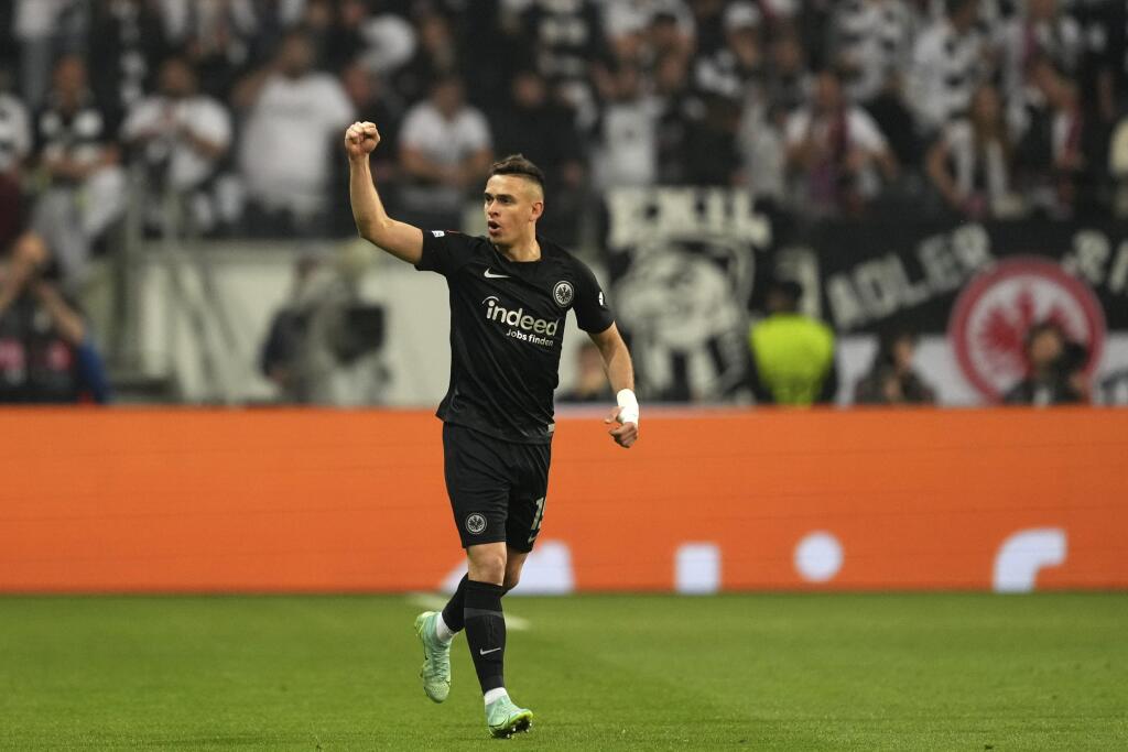 Hráč Frankfurtu Rafael Santos Borre oslavuje po tom, ako strelil úvodný gól v odvete semifinále Európskej ligy Eintracht Frankfurt - West Ham United vo Frankfurte 5. mája 2022.