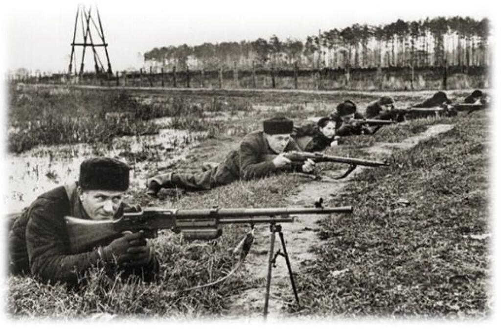 Осень 1941 года. Ополчение Москвы 1941. Вооружение народного ополчения 1941. Ополченцы Москвы 1941 вооружение.