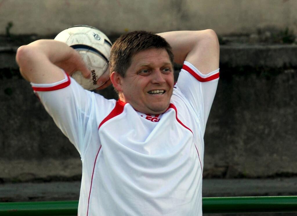 V kopačkách či halovkách a s loptou pri nohe sme už veľakrát videli aj Roberta Fica. Viaceré jeho momentky z futbalu stoja za to.
