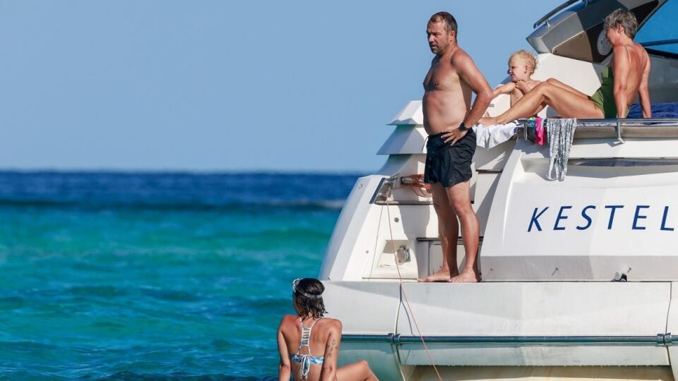 *EXCLUSIVE* Fresh from leading his side Bayern Munich to Champions League victory, the German coach Hans-Dieter Flick and his family are spotted on holiday in Formentera.
*PICTURES TAKEN ON 31/08/2020*