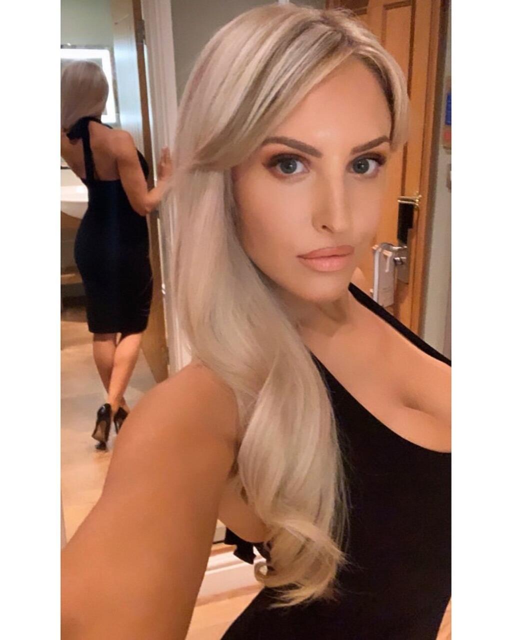 Sexi Moderátorka Emma Louise Jonesová je pýchou Leedsu United.