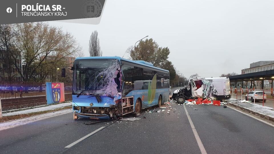 V autobuse sa zranili piati ľudia.