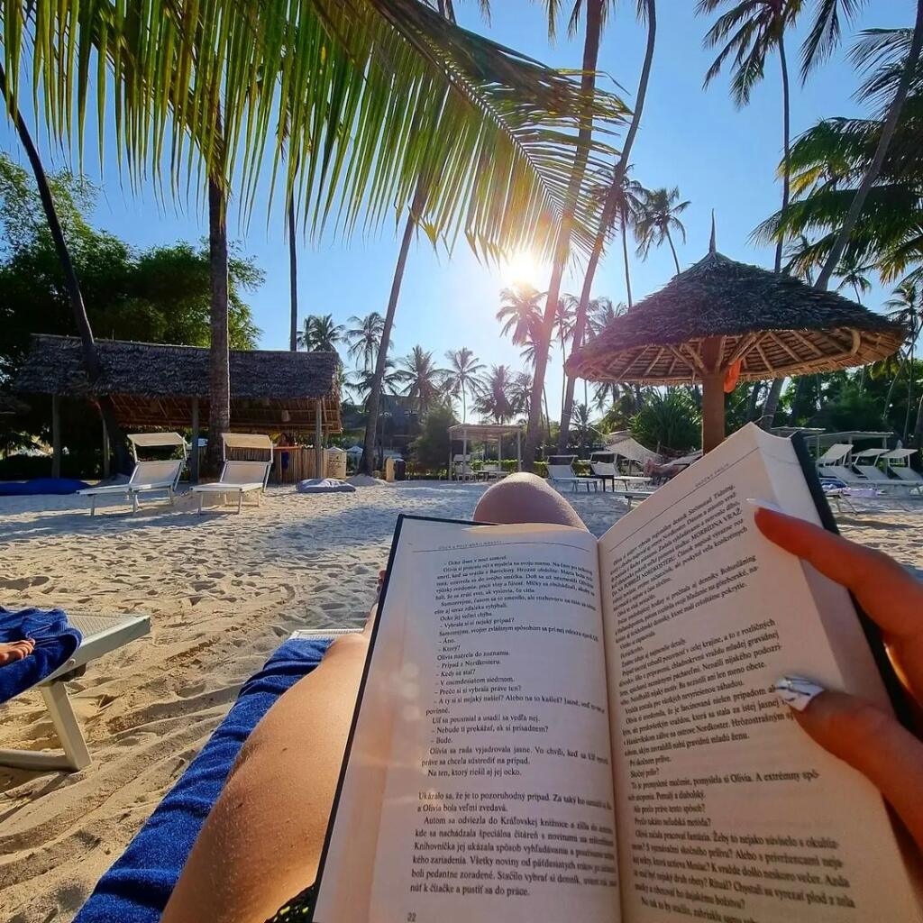 Kniha patrí k dovolenke, a preto sympatickej Viki nechýbala ani na Zanzibare.