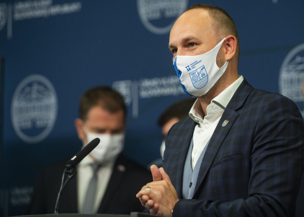 Na snímke predseda SK8 Jozef Viskupič a predseda vlády SR Igor Matovič počas tlačovej konferencie na tému – Efektívnejšie verejné obstarávanie 6. októbra 2020 v Bratislave. FOTO TASR – Jakub Kotian


