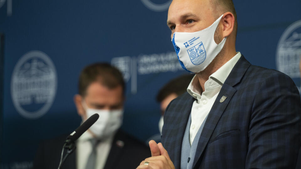 Na snímke predseda SK8 Jozef Viskupič a predseda vlády SR Igor Matovič počas tlačovej konferencie na tému – Efektívnejšie verejné obstarávanie 6. októbra 2020 v Bratislave. FOTO TASR – Jakub Kotian