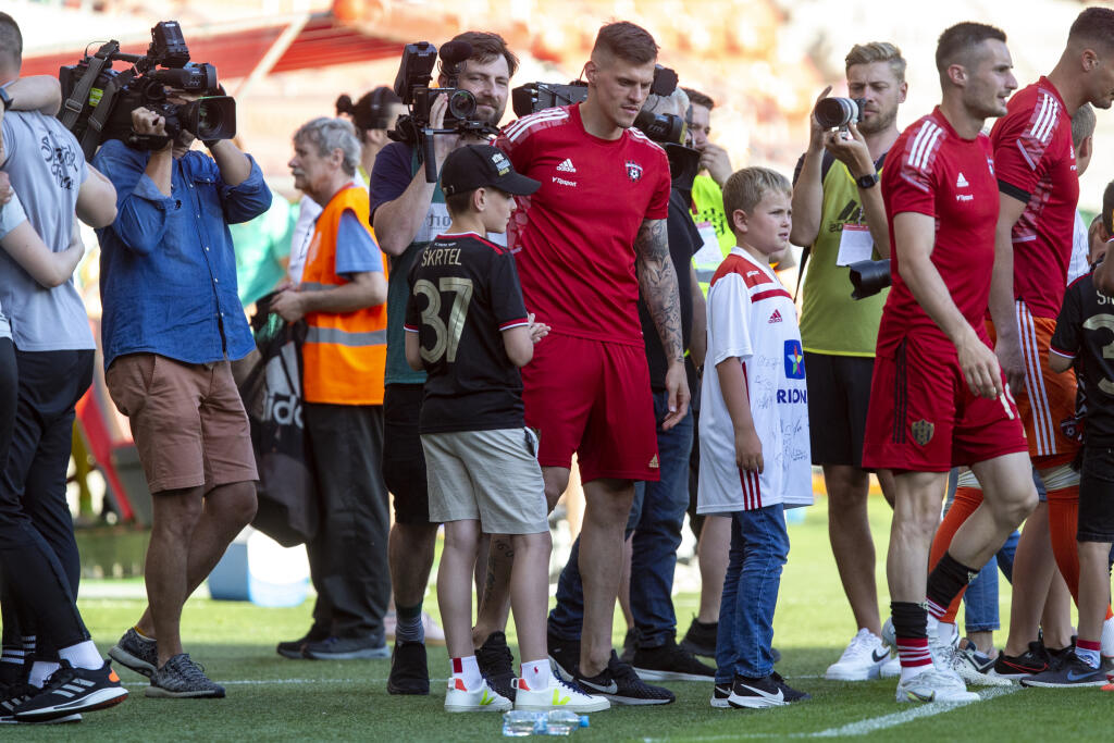 Pri schádzaní z ihriska evidentne lomcovali Martinom Škrtelom obrovské emócie. Potlesk z tribún neustával, futbalista potlesk fanúšikom opätoval a urobil symbolický okruh okolo tribún.