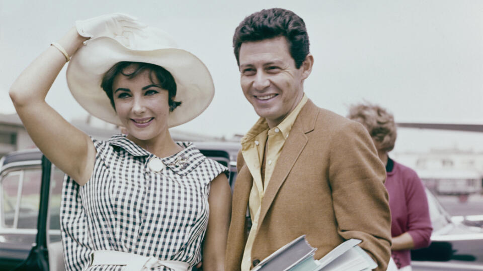 Po smrti Mika Todda našla Liz Taylor útechu v náručí rodinného priateľa, speváka Eddieho Fishera, ktorý bol v tom čase ženatý s herečkou Debbie Reynolds. Bol z toho škandál a rozvod. Liz a Eddie boli manželia od roku 1959 do roku 1964.